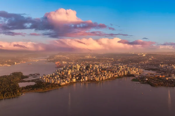 Luftaufnahme des Stanley Parks und der Innenstadt von Vancouver — Stockfoto