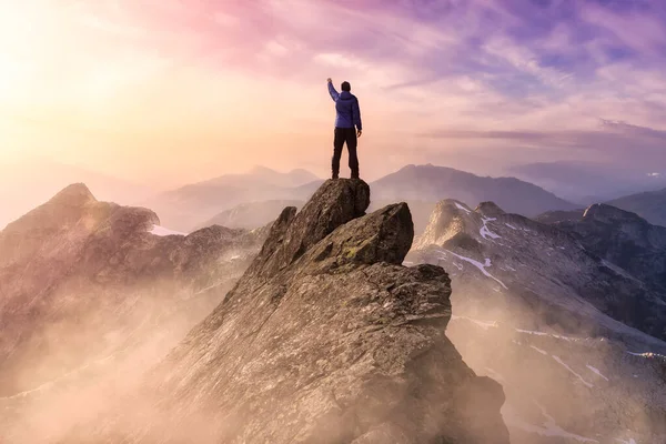 Man på toppen av en bergsklippa — Stockfoto