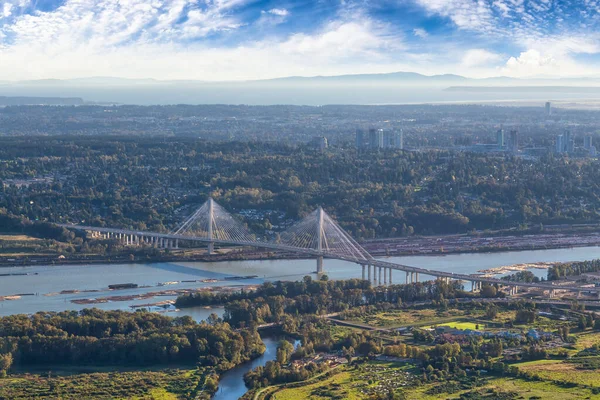 Utsikt fra luften på Fraser River og Port Mann Bridge – stockfoto