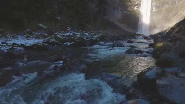 Bela cachoeira na natureza canadense na floresta tropical — Vídeo de Stock