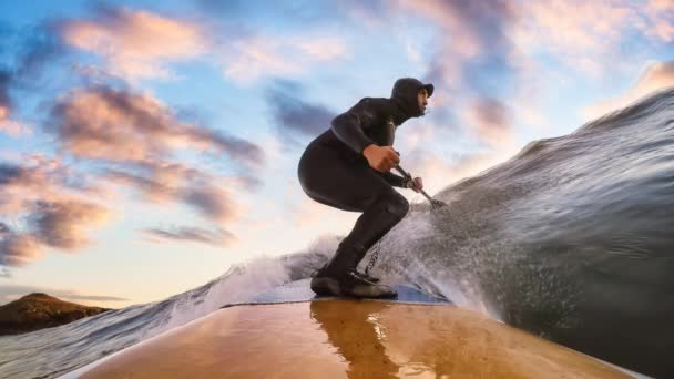 Uomo avventuroso Navigare tra le onde dell'Oceano Pacifico — Video Stock