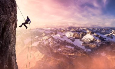 Kaya Tırmanışçısı İple Tırmanan Adam 'ın Destansı Maceracı Spor Bileşimi