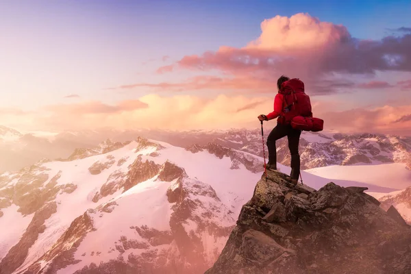 Fantasía aventura compuesto con una chica en la cima de una montaña — Foto de Stock