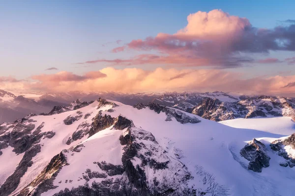 Prachtig uitzicht vanuit de lucht op de rotsachtige bergen — Stockfoto