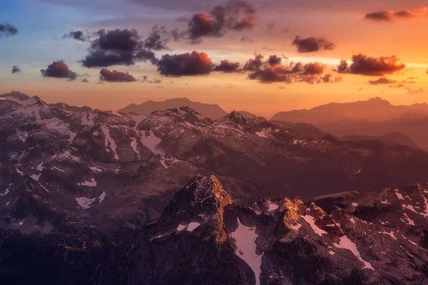 Bela paisagem aérea vista sobre as montanhas rochosas — Fotografia de Stock