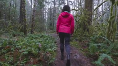 Kanada Doğasında Maceracı Kız Yürüyüşü