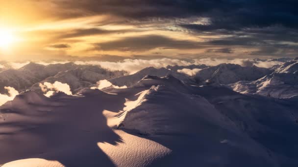 Animacja pętli ciągłej. Piękny widok z lotu ptaka Mountain Peaks — Wideo stockowe