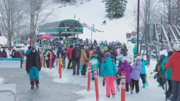 Ocupada fila de personas esperando la góndola — Vídeos de Stock