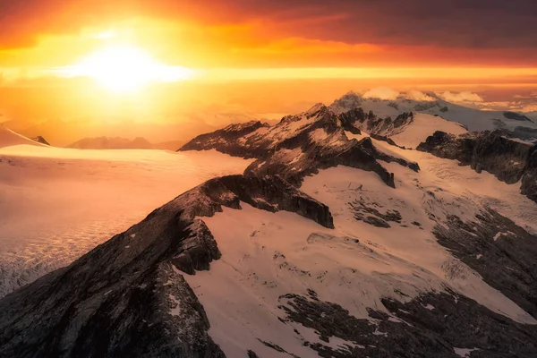 Belle vue aérienne sur les montagnes rocheuses — Photo