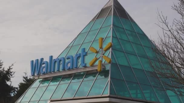 Walmart nápis v centru města Guildford — Stock video