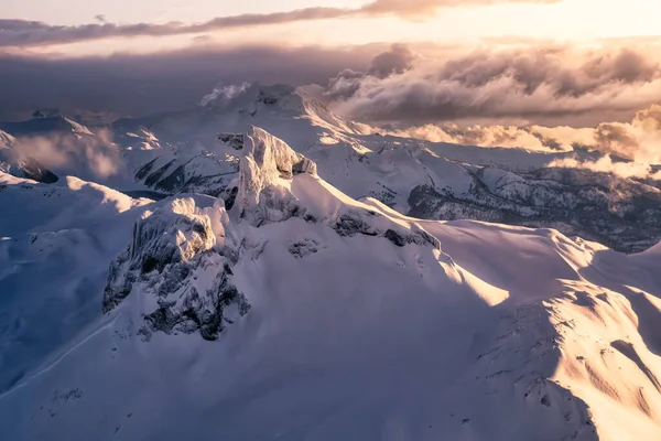 Belle vue aérienne sur le paysage des pics de montagne — Photo