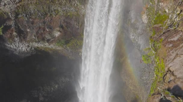 Hermosa cascada en la naturaleza canadiense en la selva tropical — Vídeos de Stock