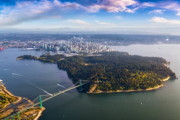 Вид с воздуха на мост Льва Гейта, Стэнли-парк и центр Ванкувера — стоковое фото