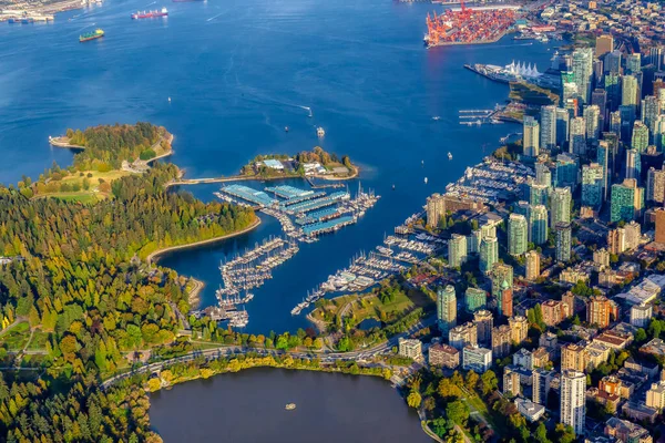 Vista aérea de Coal Harbour e um moderno centro da cidade — Fotografia de Stock