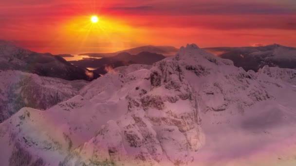 Schöne Luftaufnahme der Berggipfel — Stockvideo