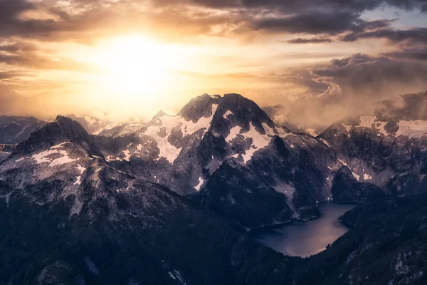 Vista aérea del paisaje montañoso canadiense — Foto de Stock