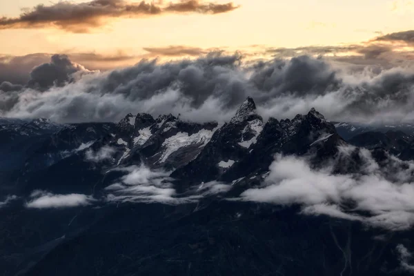 Letecký pohled na drsnou kanadskou krajinu na vrcholcích hor. — Stock fotografie