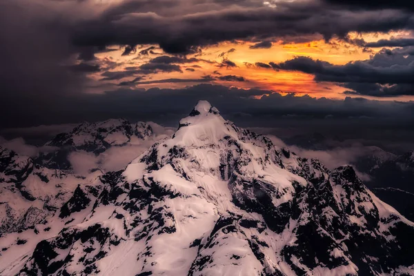 Dramatische kunstwerken. Uitzicht vanuit de lucht op de besneeuwde berg — Stockfoto