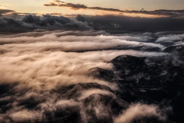 Vue aérienne du paysage canadien accidenté des sommets montagneux. — Photo
