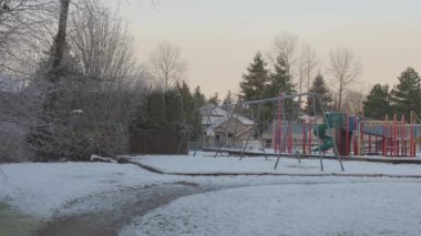 Güneşli bir kış sabahında parkta oyun parkı.