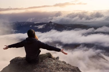 Elleri Açık Maceraperest Adam bir dağın tepesindeki inenleri yanına alıyor..