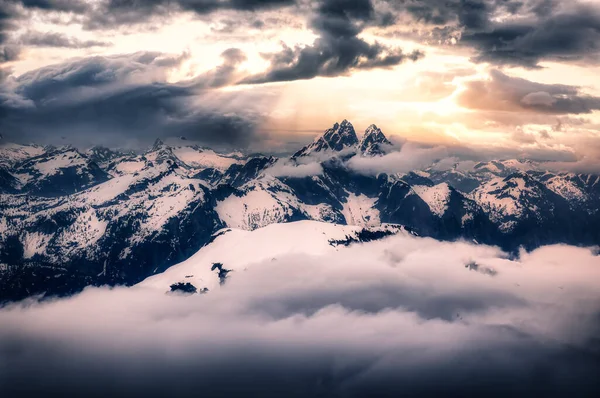 Uitzicht vanuit de lucht op de besneeuwde bergketen — Stockfoto