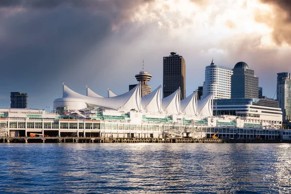 Canada Place a komerční budovy v centru Vancouveru — Stock fotografie