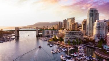 Sinemagraf Devamlı Döngü Animasyonu. Vancouver 'daki Burrard Köprüsü ve False Creek manzarası