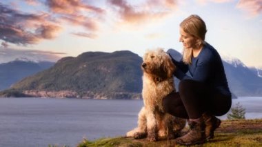 Bir köpekle dağın tepesinde gezinen maceracı kız. Sinemagraf Devamlı Döngü Canlandırması.