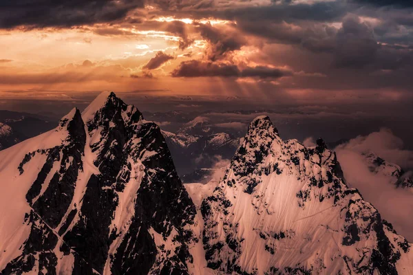 Obra dramática. Vista aérea da paisagem da montanha coberta de neve — Fotografia de Stock