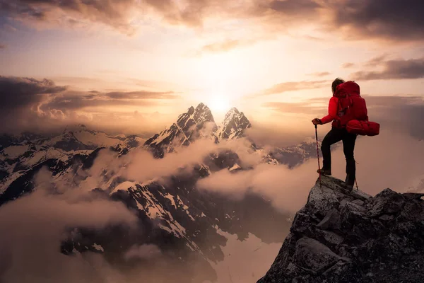 Fantasía aventura compuesto con una chica en la cima de una montaña — Foto de Stock