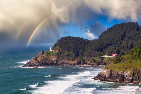 Lighthouse on top of the rocky shore of Pacific Ocean. — Stock Photo, Image