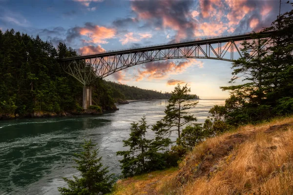 Iconic Bridge, Deception Pass, on the West Pacific Ocean Coast. — Stock Photo, Image