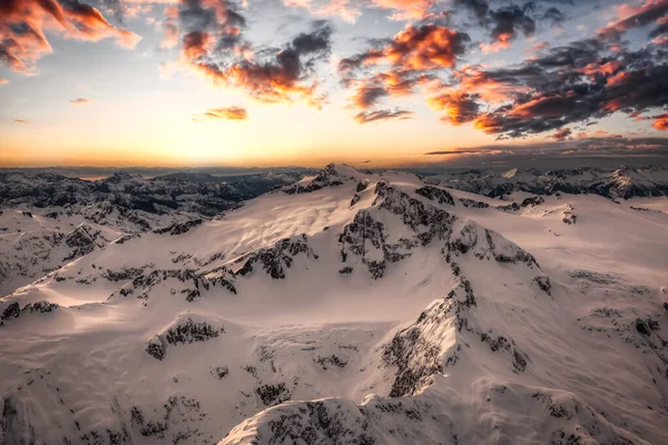 Beyaz Buzul Dağları 'nın üzerinden hava manzarası. — Stok fotoğraf