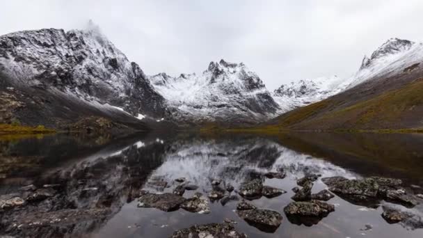 Grizzly Lake v teritoriálním parku Tombstone, Yukon, Kanada. — Stock video