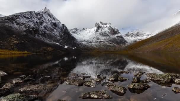 Grizzly Lake in Tombstone Territorial Park, Yukon, Canada. — Stockvideo