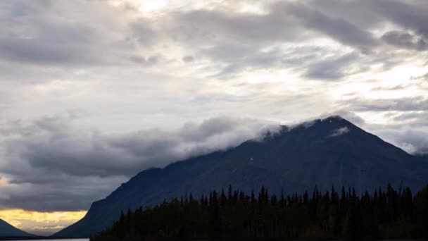 Temps écoulé. Belle vue sur la nature canadienne du lac, des montagnes et des arbres. — Video