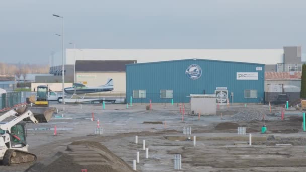 Site de construction à l'aéroport près de la tour de contrôle. — Video