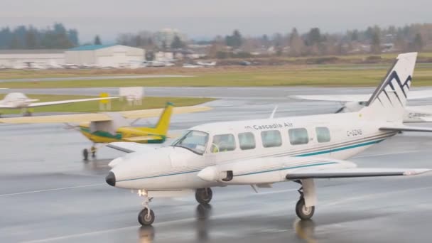 Taxi de avión en el delantal del aeropuerto durante un día de invierno. — Vídeos de Stock