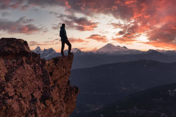 Człowiek pełen przygód stoi na szczycie góry — Zdjęcie stockowe