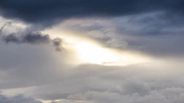 Time lapse de coucher de soleil magnifique avec des nuages et des montagnes. — Video