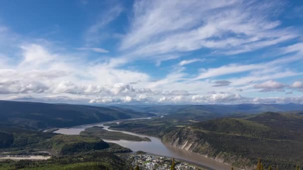 Zeitraffer. Blick auf Dawson City von oben an einem bewölkten und sonnigen Tag — Stockvideo