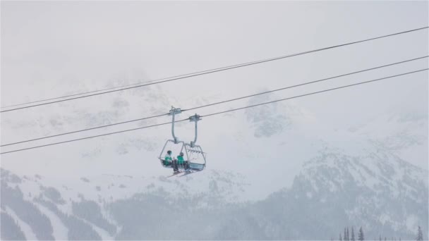 Ludzie wspinający się po górach wyciągiem krzesełkowym — Wideo stockowe