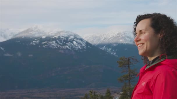 Fille aventureuse Randonnée dans les montagnes pendant un coucher de soleil d'automne ensoleillé. — Video