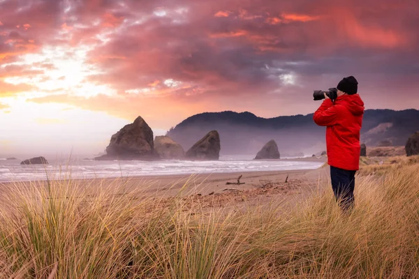 Photographer taking pictures of the beautiful landscape. — Stock Photo, Image