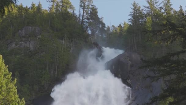 Vista de Shannon Falls y el agua corriendo por el cañón — Vídeo de stock