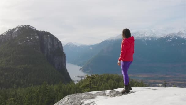 Περιπετειώδες κορίτσι Πεζοπορία στα βουνά κατά τη διάρκεια ενός ηλιόλουστου Φθινοπώρου. — Αρχείο Βίντεο