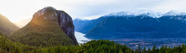 Bella natura canadese paesaggio montano — Foto Stock
