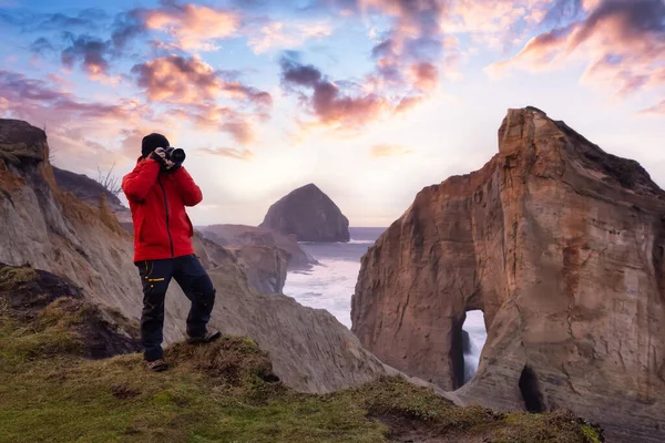 Photographer is taking pictures of the beautiful seaside — Stock Photo, Image