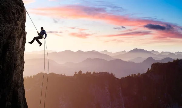 Kalandvágyó férfi mászás a szikláról. — Stock Fotó